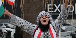 مواطنة لبنانية ترفع شارة النصر وعلم لبنان.jpg