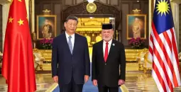 السلطان إبراهيم (ماليزيا) والرئيس الصيني شي جين.webp