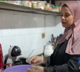 إيناس اسليم.. دمر الاحتلال محلها في غزة فعادت للعمل في بيتها لصناعة منتجات غذائية وصحية